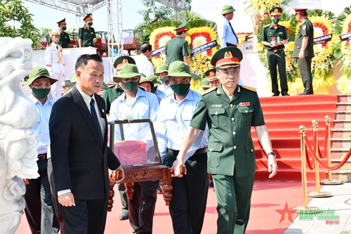Quảng Bình truy điệu và an táng 19 hài cốt liệt sĩ quân tình nguyện hy sinh tại Lào

​